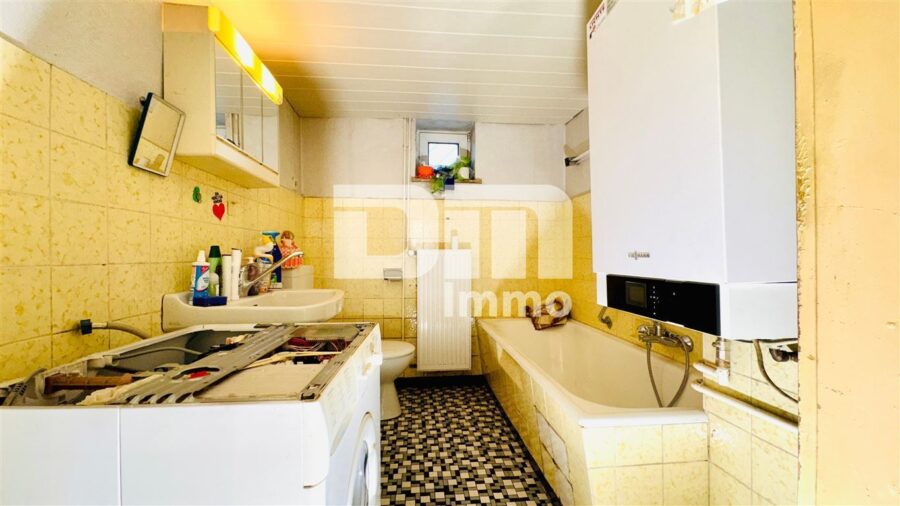 2 Einfamilienhäuser in gesuchter Wohnlage mit viel Potenzial zum Paketpreis - Haus massiv Badezimmer / Wanne